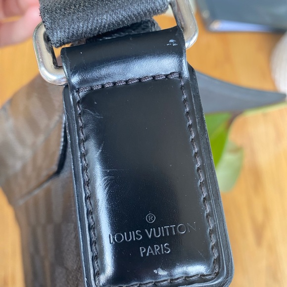 Authentic Louis Vuitton District Messanger Bag - Picture 6 of 10